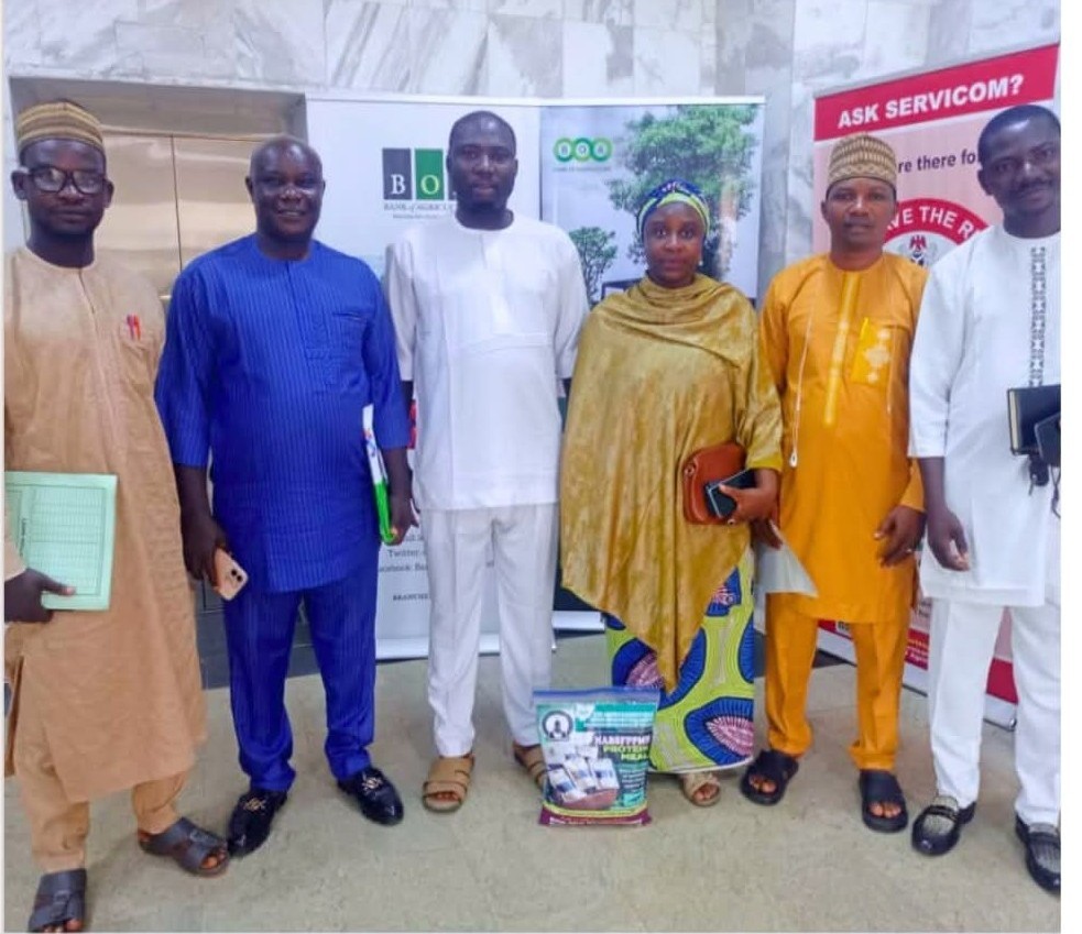 NABSFIPPMN executives and ministry staff with a bag of NABSFIPPMN protein meal inside the Federal Ministry of Environment, Abuja